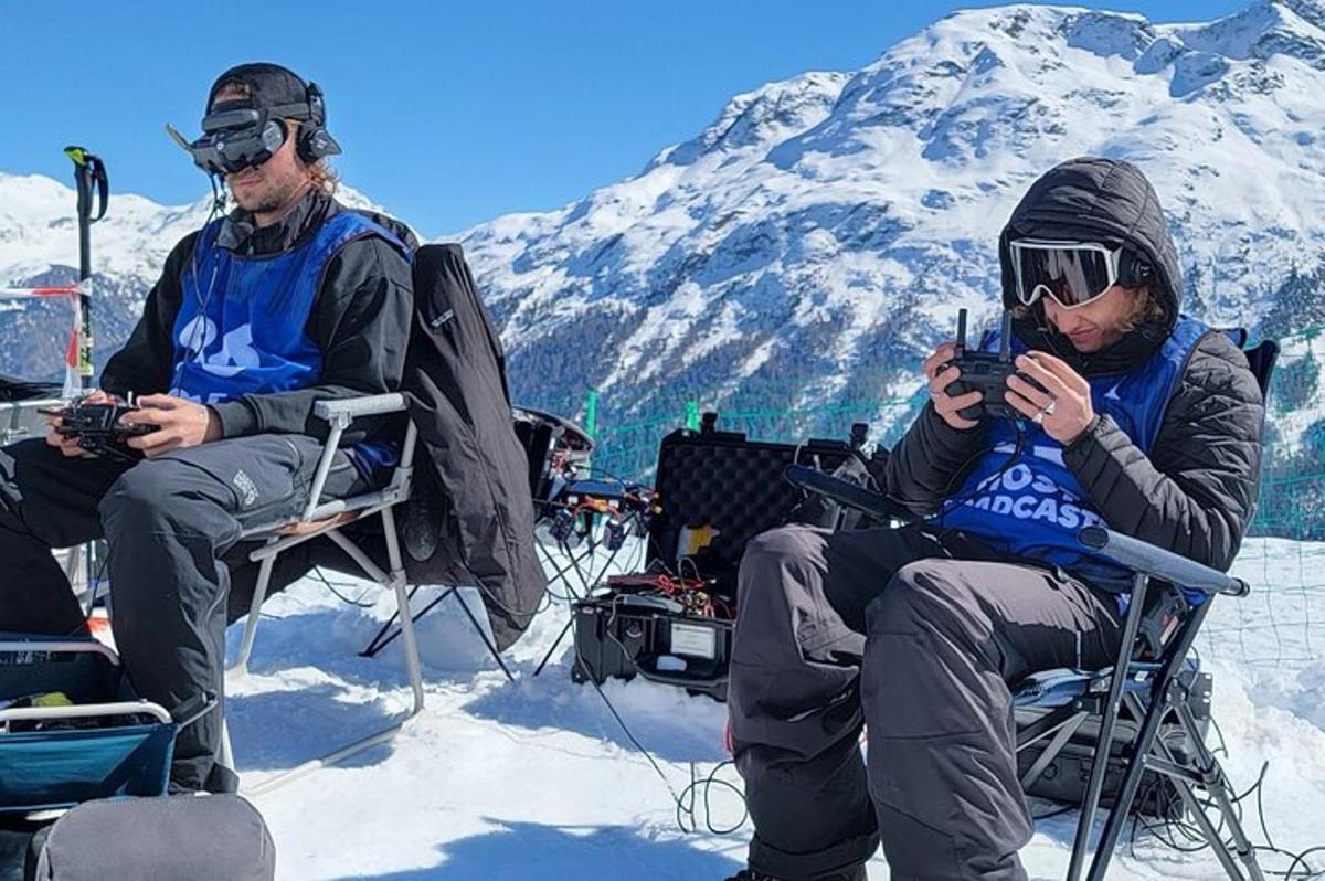 Un hombre y una mujer sentados en sillas en la nieve.
