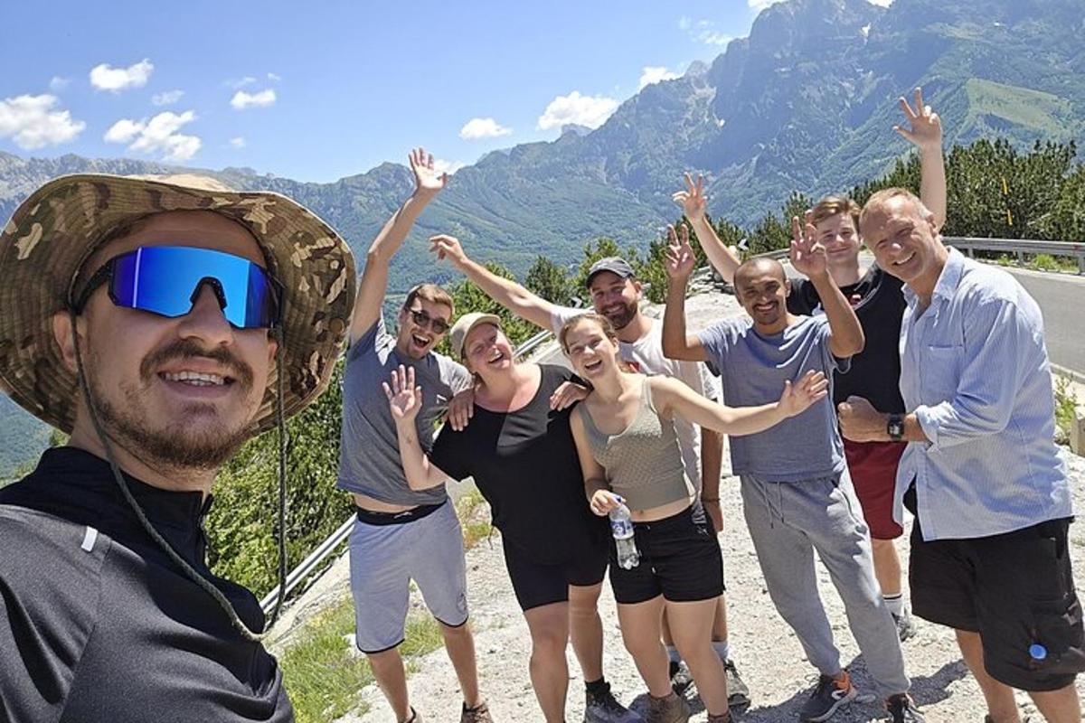 Un grupo de personas posando para una foto en una montaña.