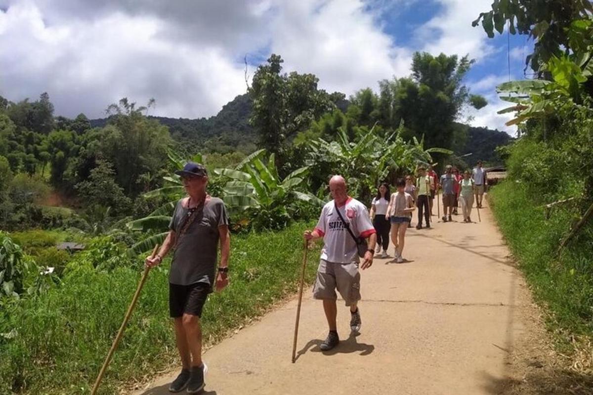 un gruppo di persone che camminano lungo una strada sterrata