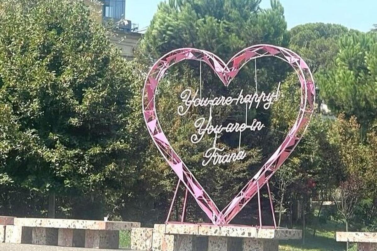 südamekujuline silt kirjaga "vaja on enesekindlust, pead ennast tõstma"