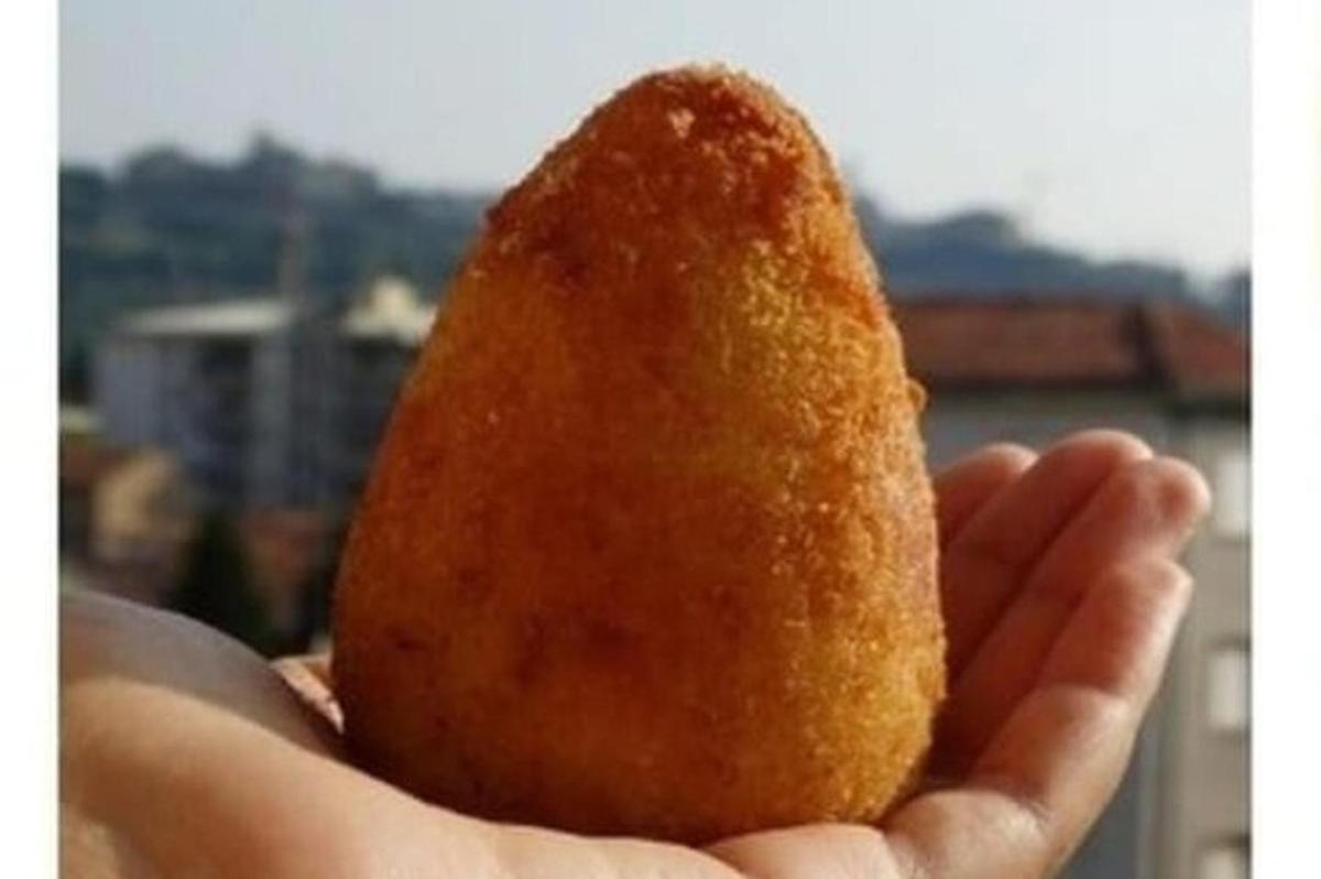 egy személy, aki egy darab ételt tart a kezében