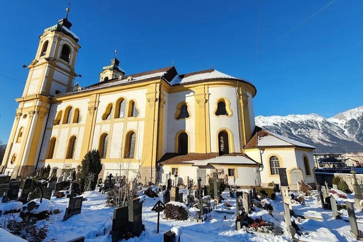 una grande chiesa con un cimitero nella neve