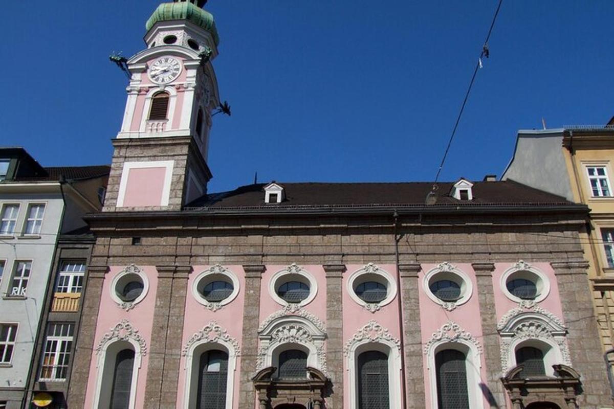 un edificio con una torre dell'orologio in cima