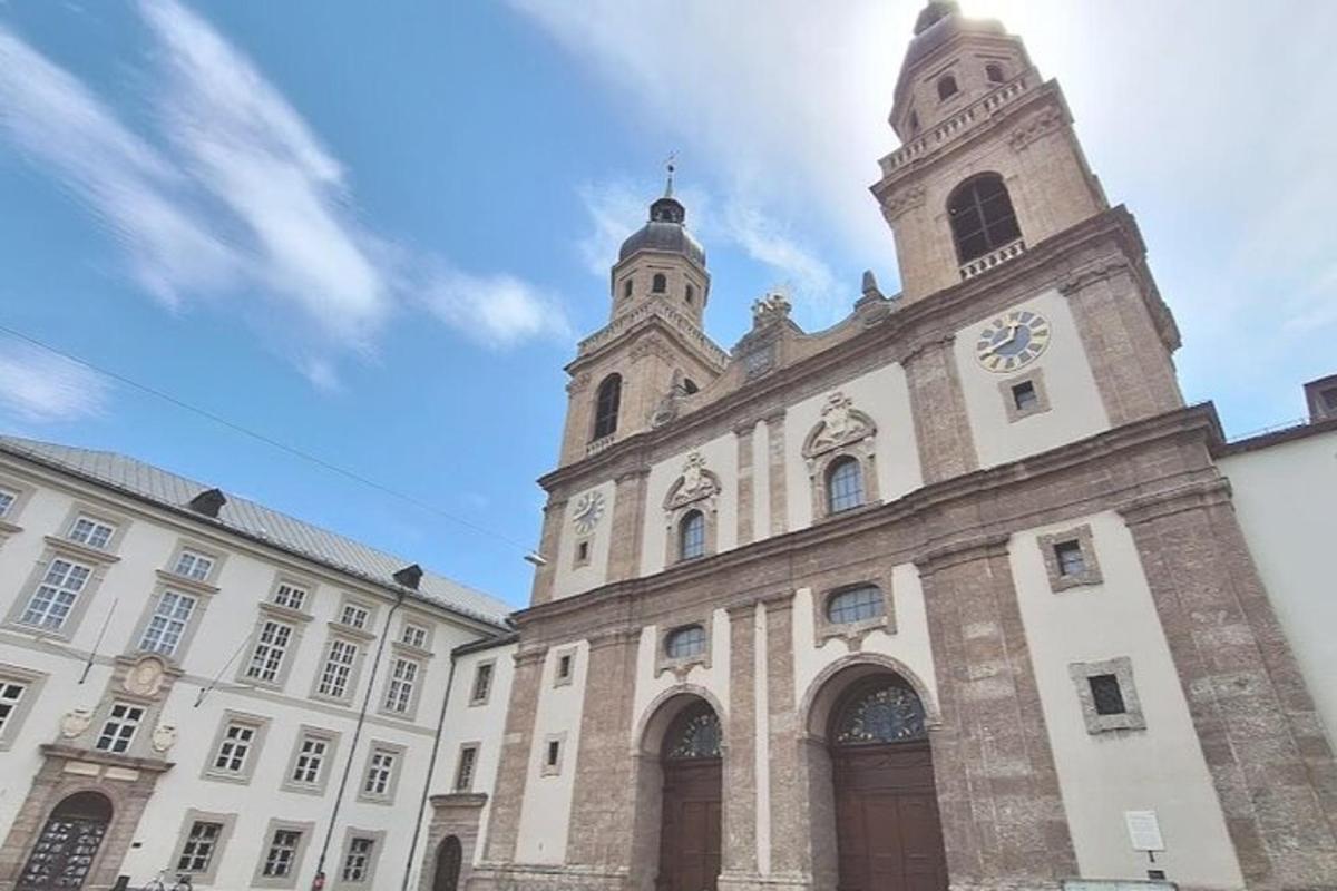 un grande edificio con una torre dell'orologio in cima