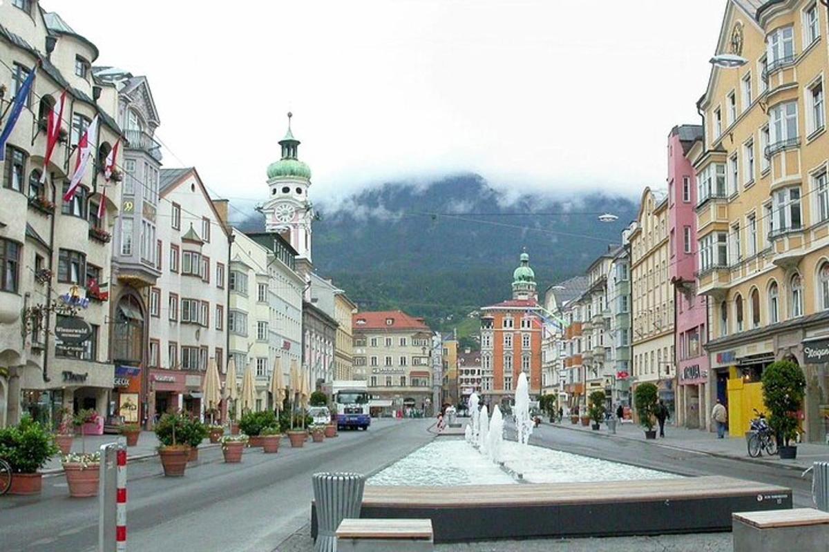 una città con una fontana in mezzo a una strada