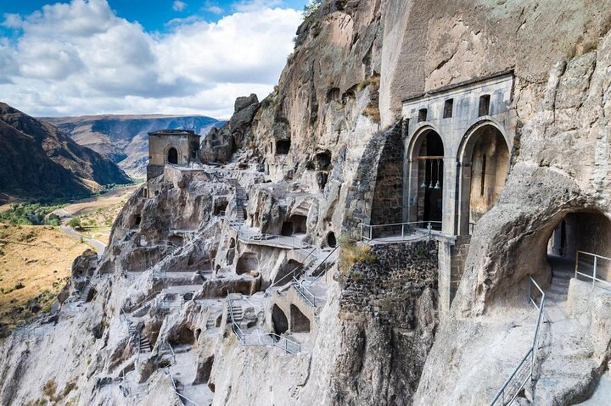 un vecchio edificio sul fianco di una montagna