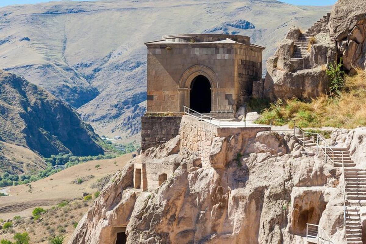 un edificio sul fianco di una montagna con scale