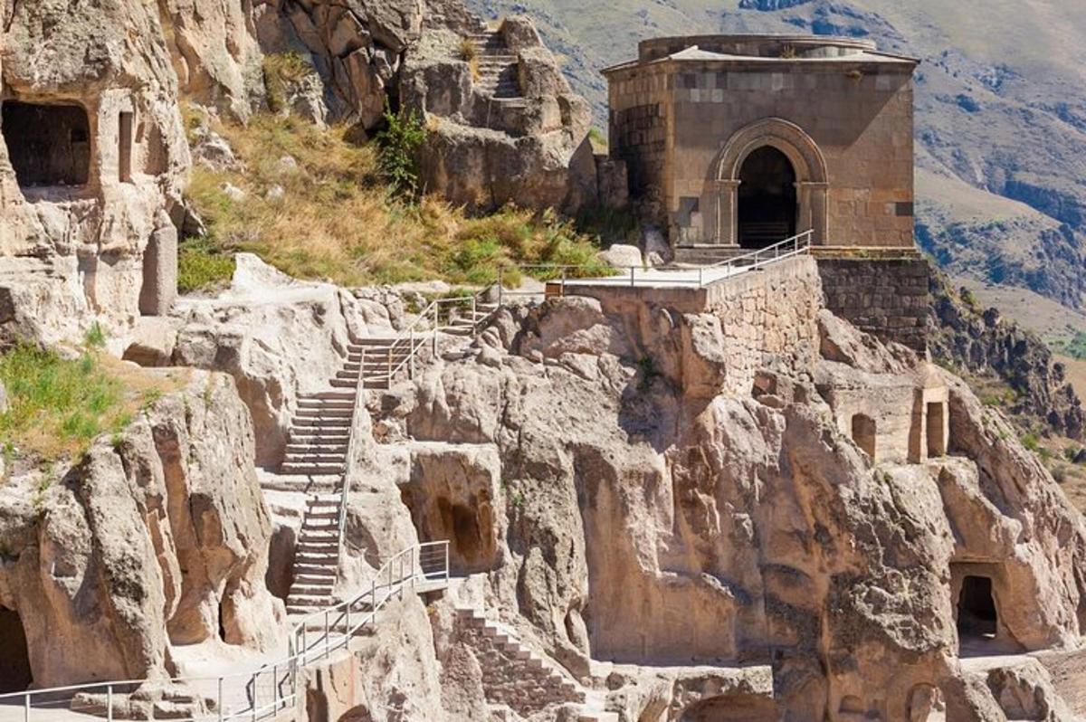 un edificio sul fianco di una montagna