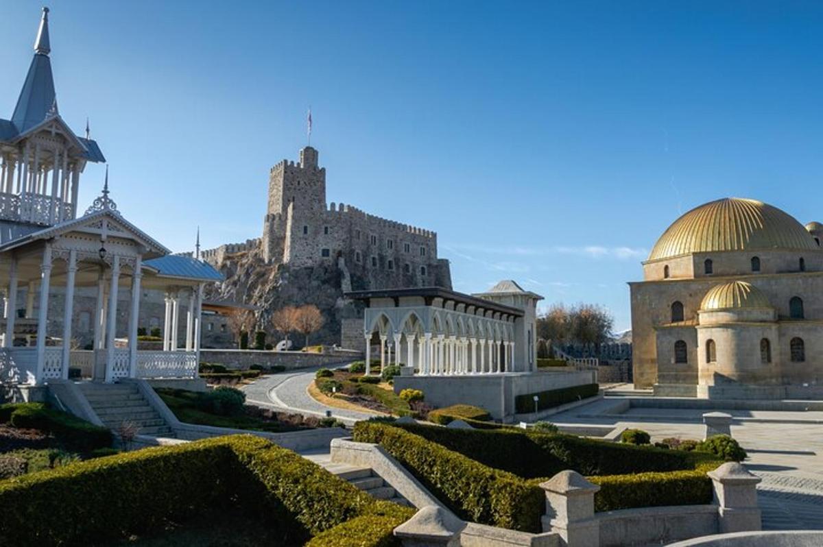 uma vista de um edifício com uma mesquita e um castelo
