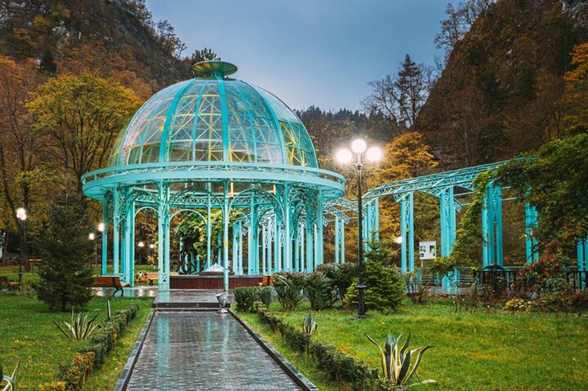 un gazebo blu in mezzo a un parco