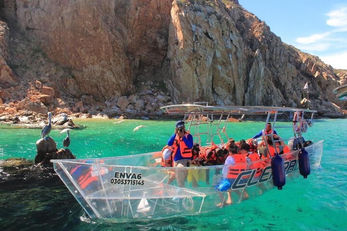un grupo de personas en un barco en el agua