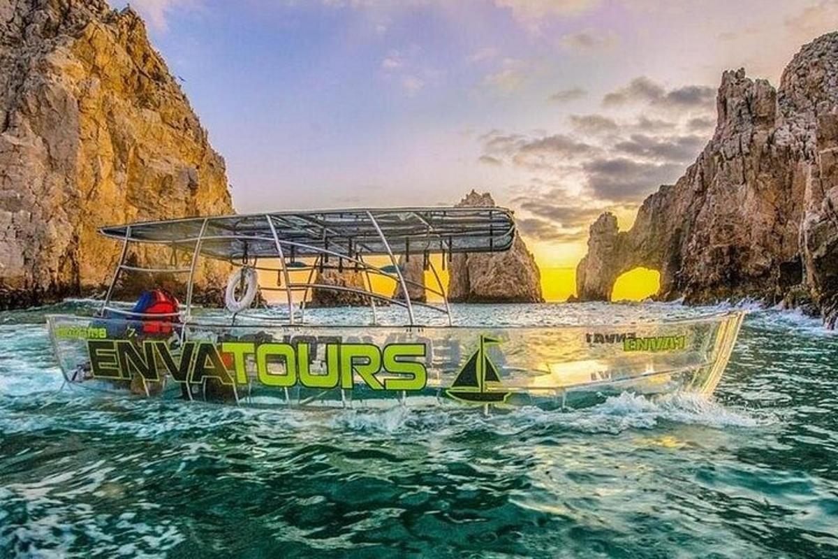 un barco en el agua cerca de una formación rocosa