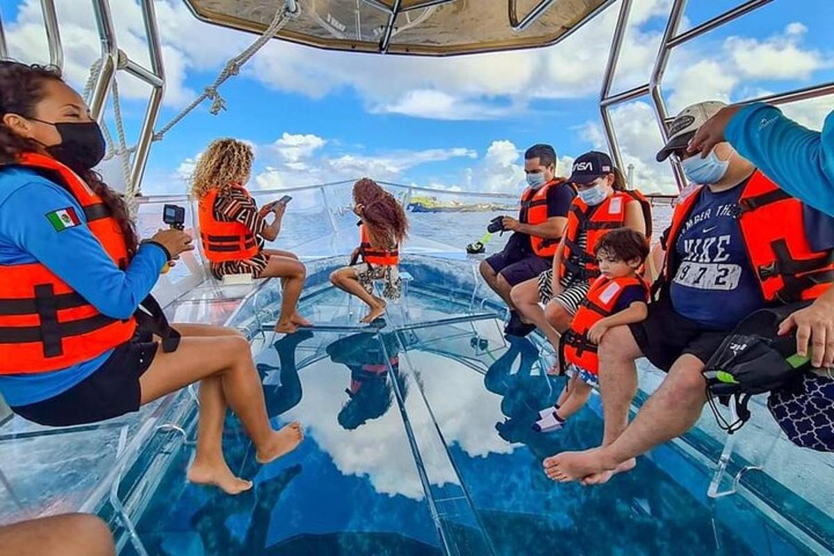 Un grupo de personas sentadas en el suelo de cristal de un barco.