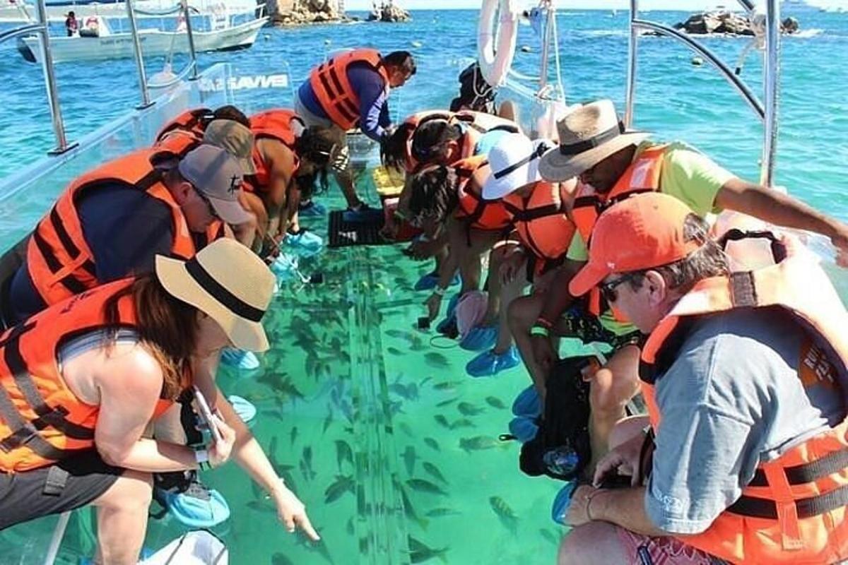 un grupo de personas en el agua en un barco