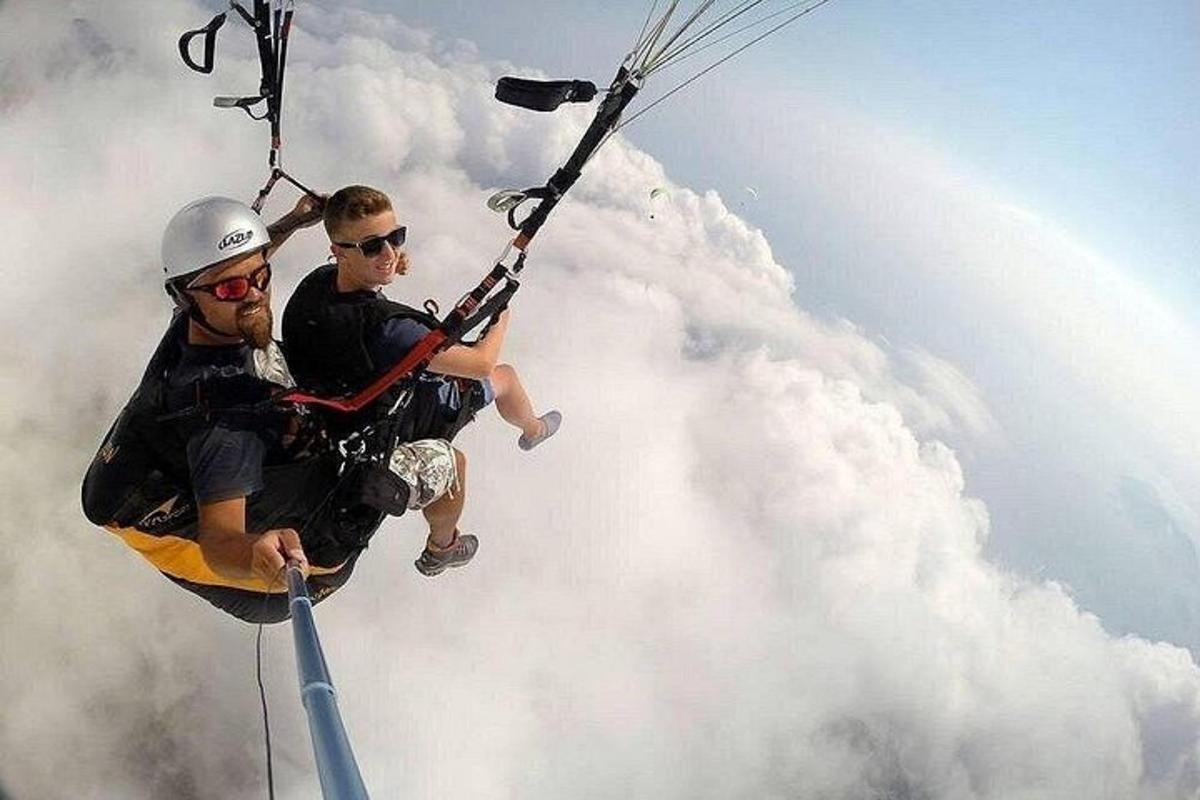 Dos hombres están en una tirolina en el cielo.