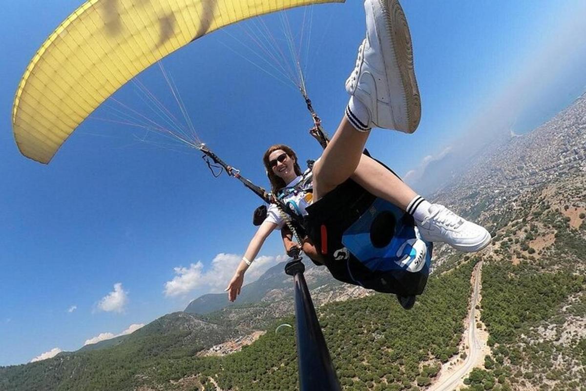 un hombre montado en un paracaídas en el aire