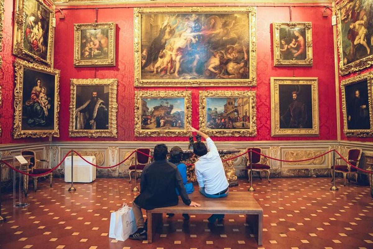 dues persones assegudes en un banc d'un museu mirant quadres