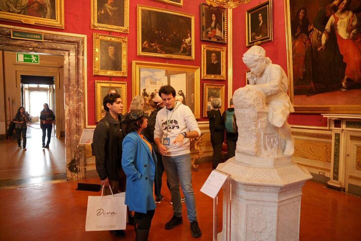 un grup de persones mirant una estàtua en un museu