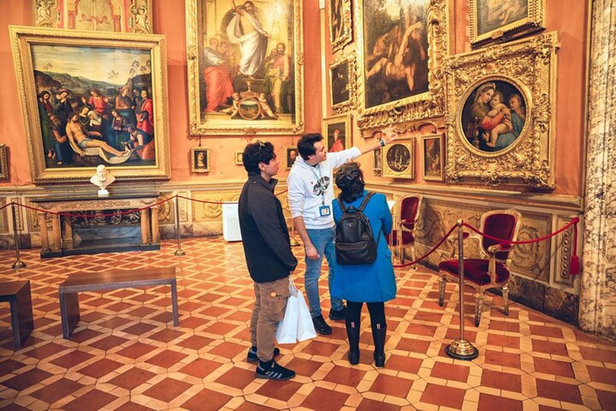 un grup de persones dretes en un museu mirant quadres