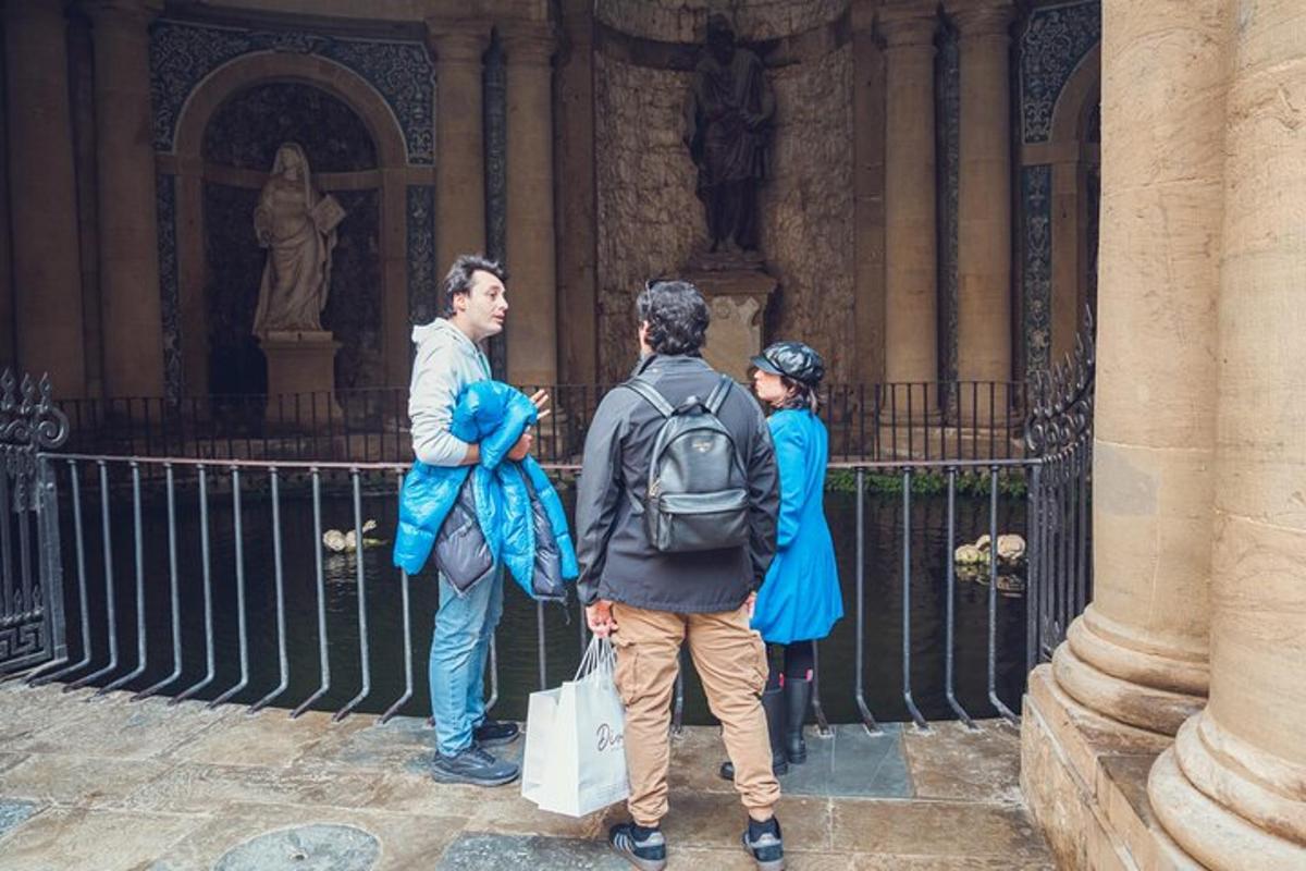 un grup de persones dempeus davant d'un edifici