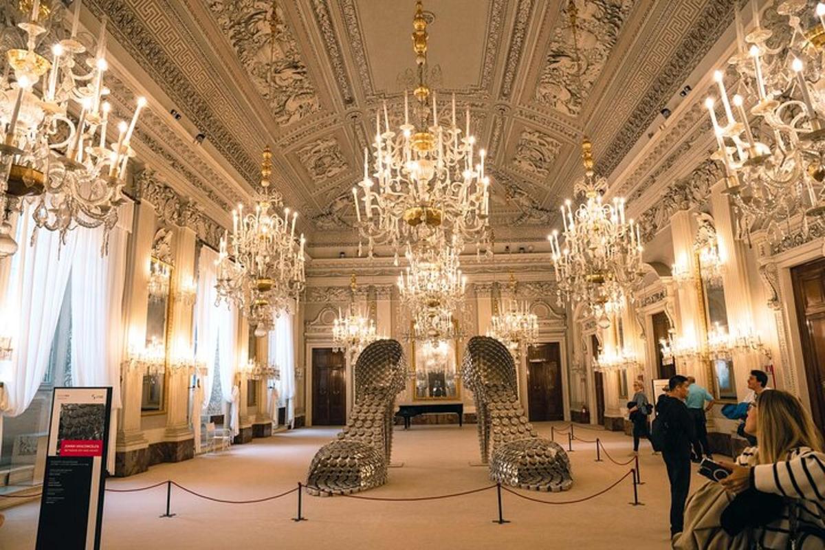 una habitació amb llums de sostre i cadires en un edifici
