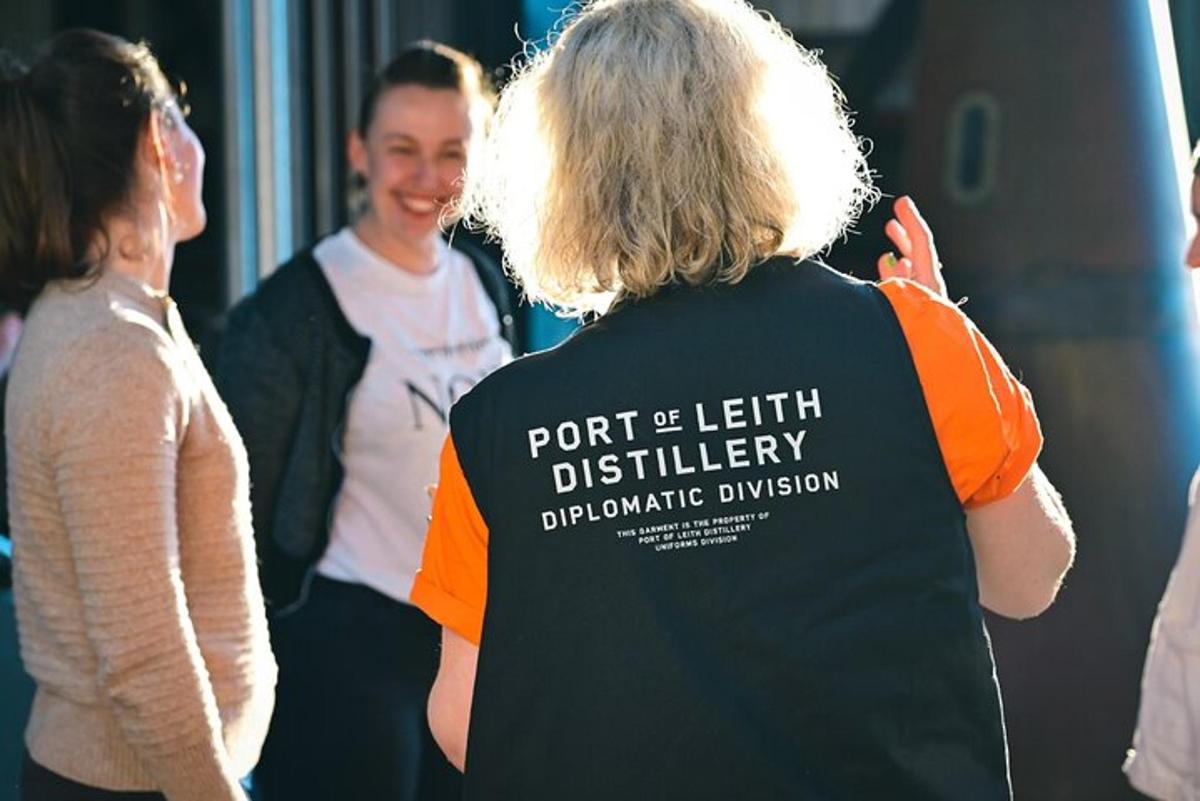 una donna che indossa una maglietta con la scritta "parttionriftriftriftriftdrive division"