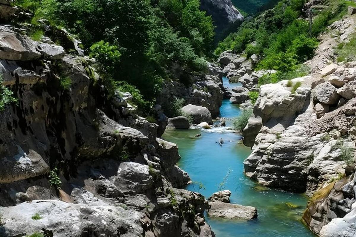 pogled na rijeku u stjenovitom kanjonu