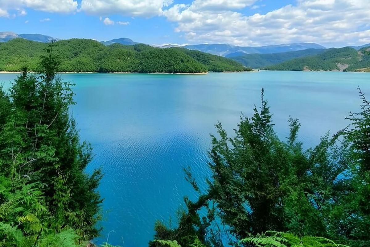 Blick auf einen großen blauen See mit Bäumen