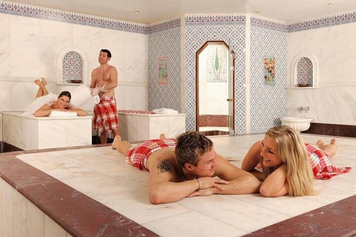 muž a žena ležící na podlaze v koupelně