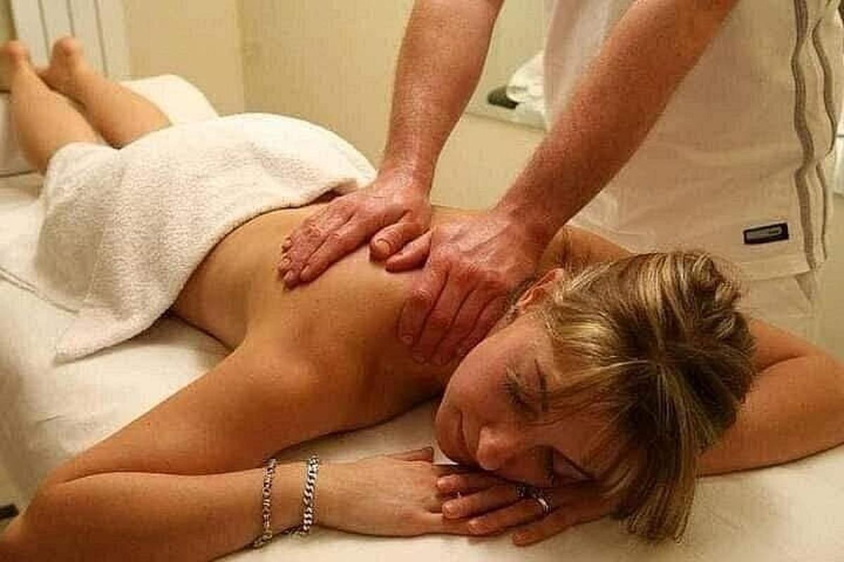 žena si nechává dělat masáž od terapeuta