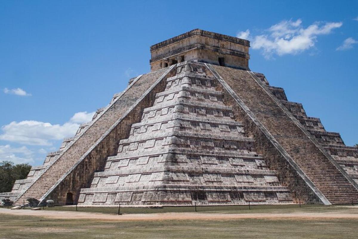 pyramida s modrou oblohou v pozadí