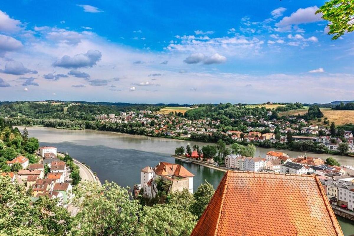 pohled na řeku ve městě