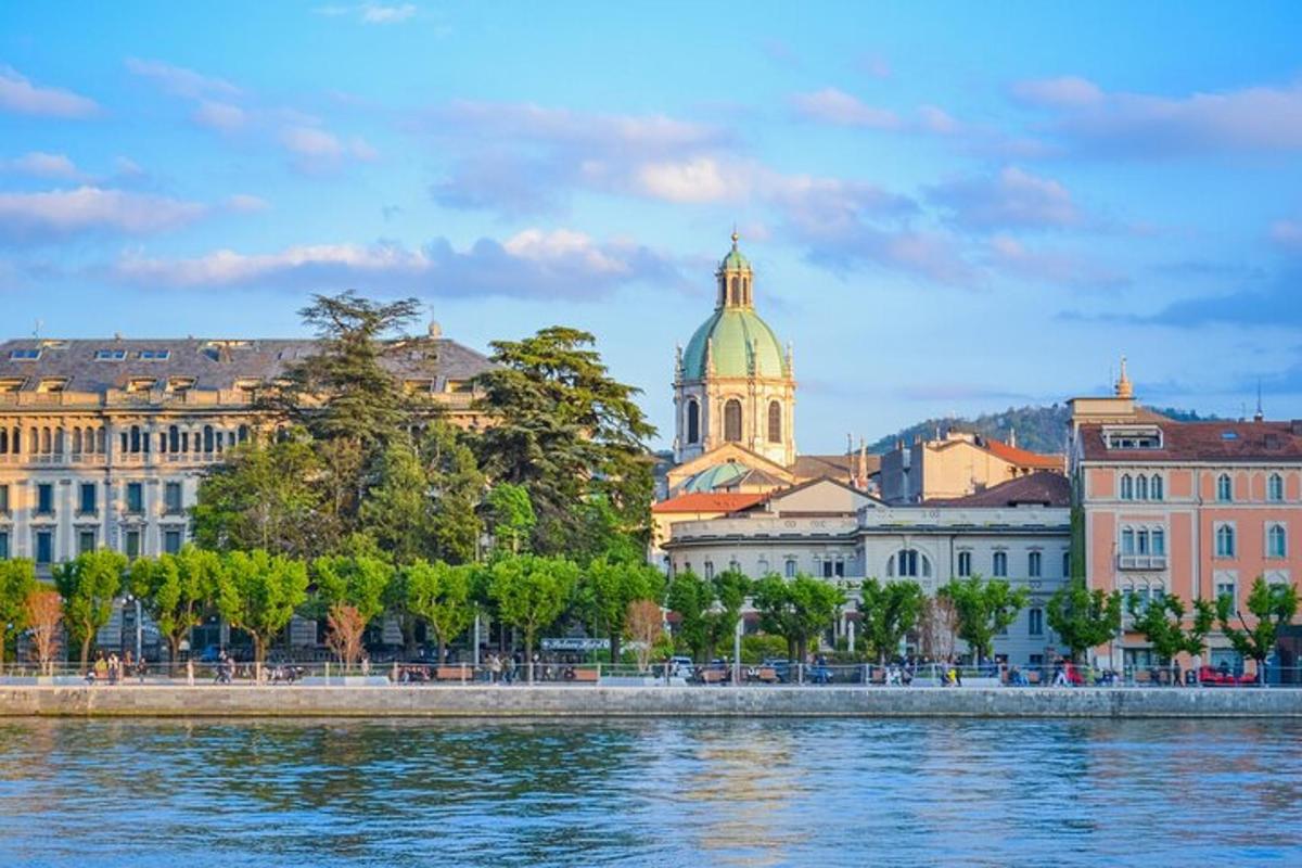 una vista di una città vicino a uno specchio d'acqua