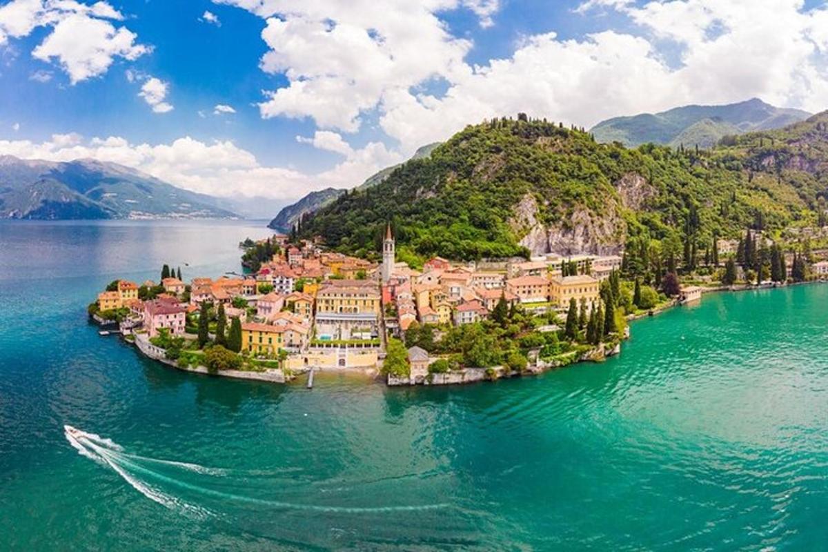 un'isola in mezzo a uno specchio d'acqua