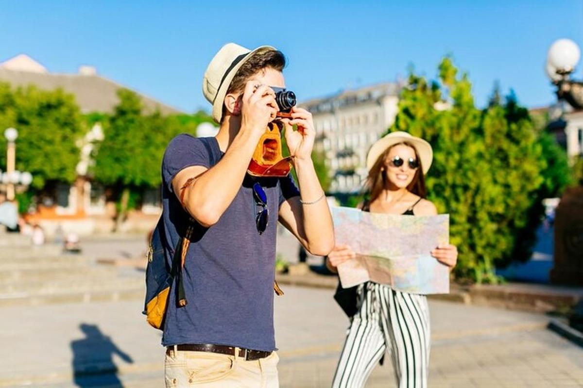 một người đàn ông đang chụp ảnh một người phụ nữ bằng máy ảnh
