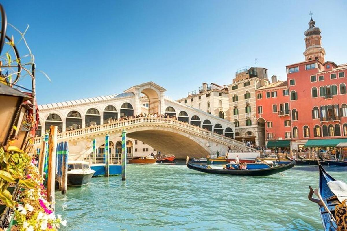 un pont sobre un riu amb vaixells davant d'edificis