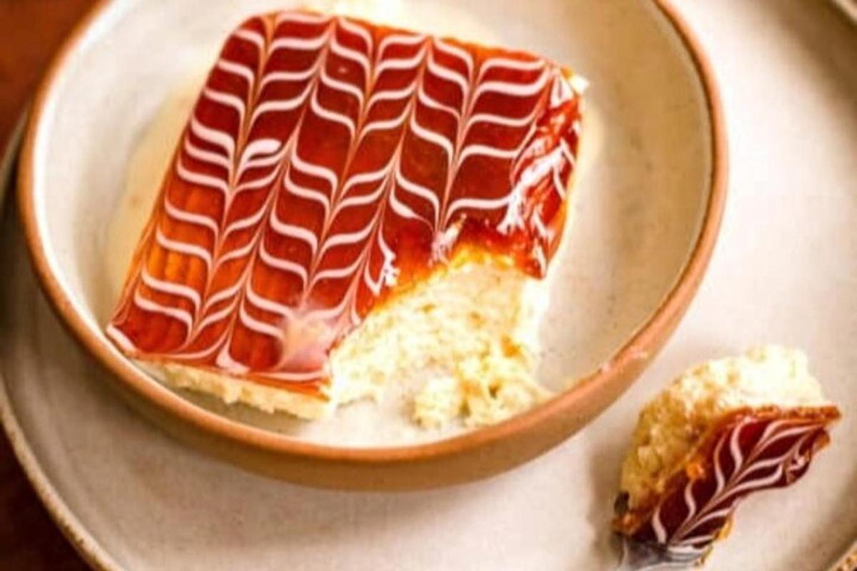 テーブルの上に食べ物が入ったボウル