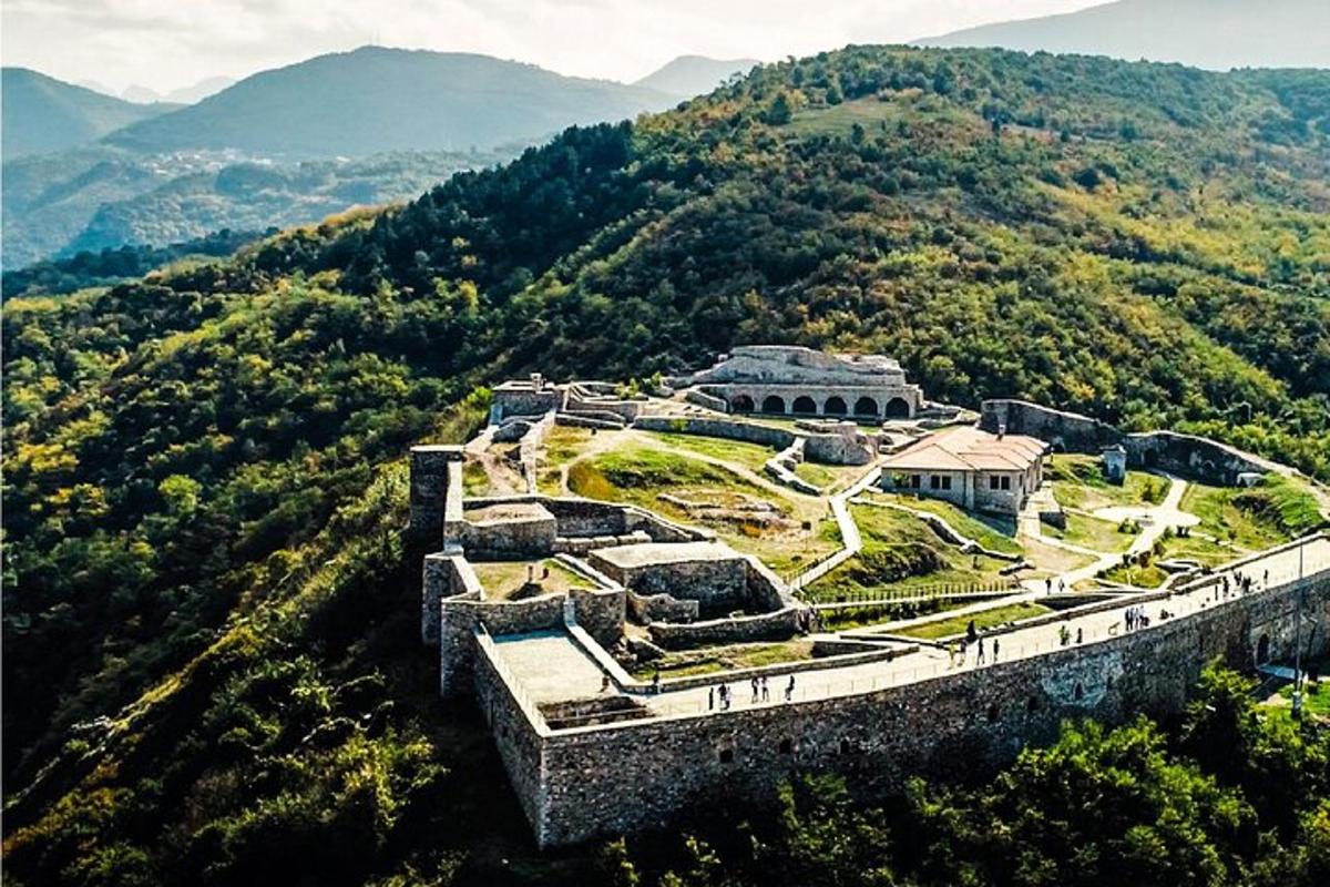 letecký pohled na hrad na hoře