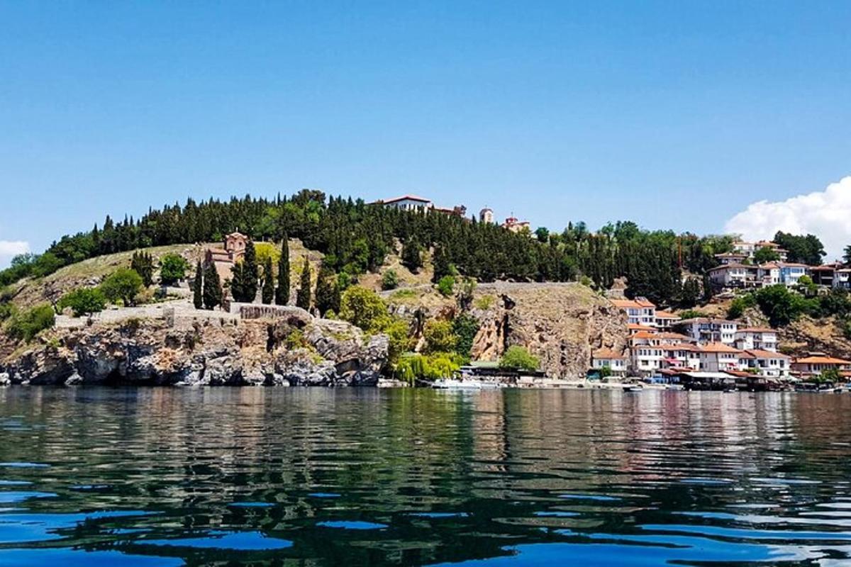 una pequeña isla en medio de un cuerpo de agua