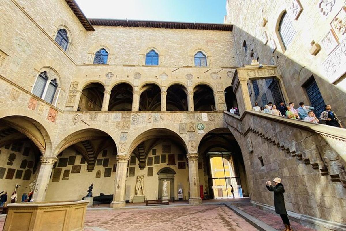 un grup de persones dretes en una cornisa d'un edifici
