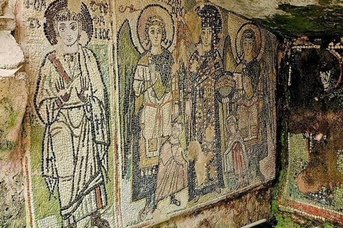 hoone küljel olev mosaiikidega sein