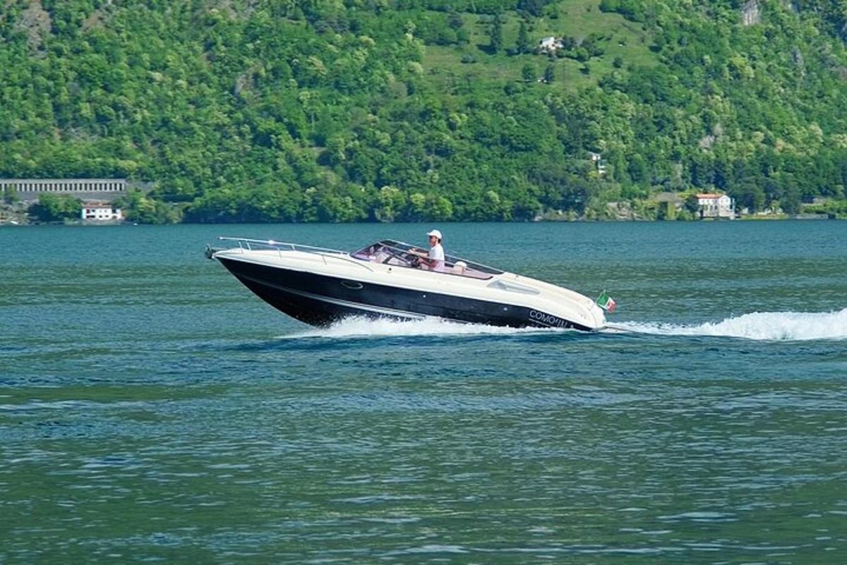 un home en una barca a l'aigua