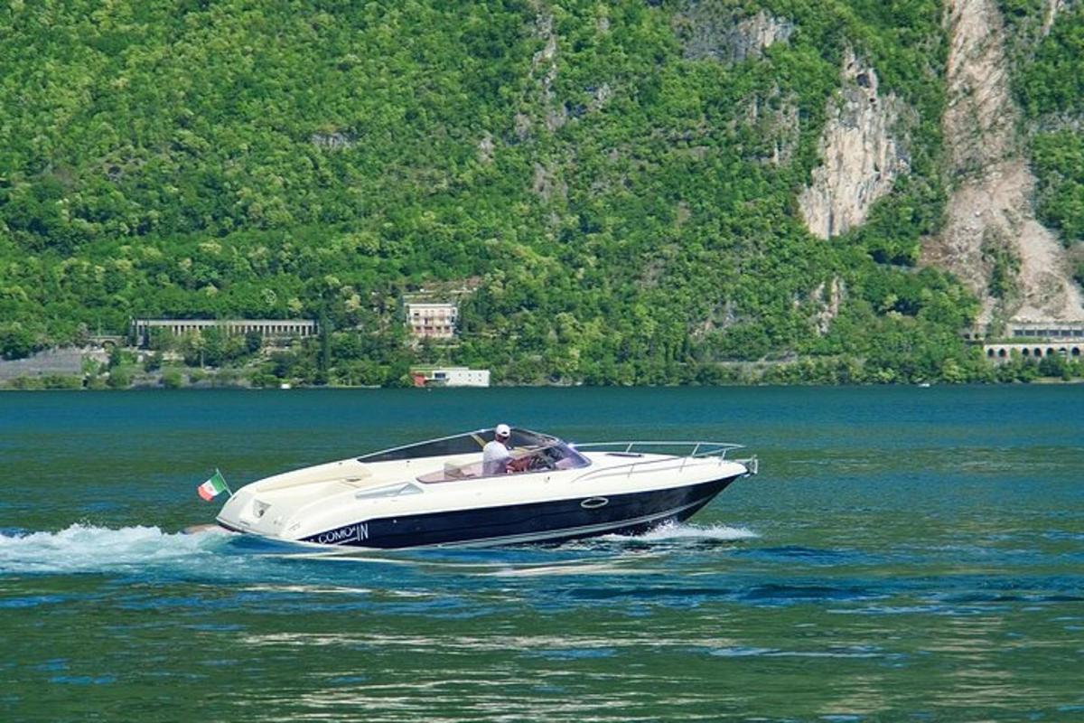 un vaixell blanc a l'aigua d'un llac