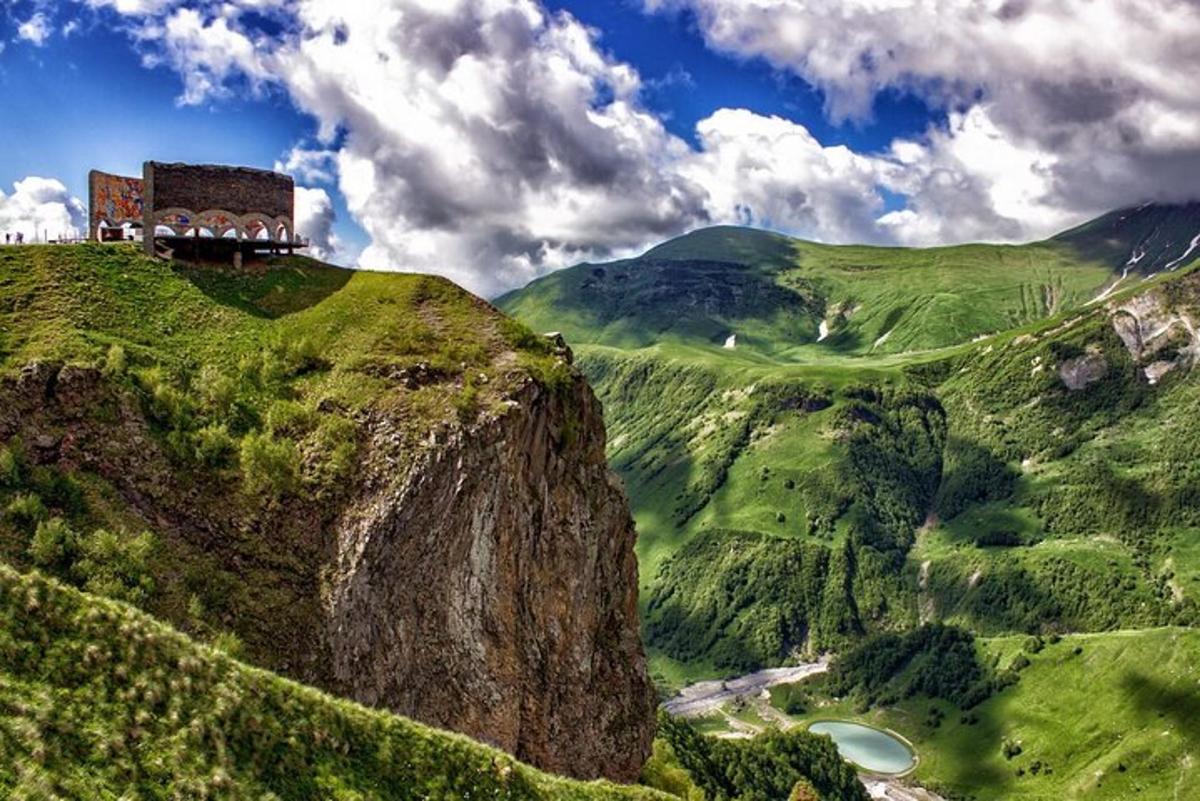 un edifici al vessant d'una muntanya