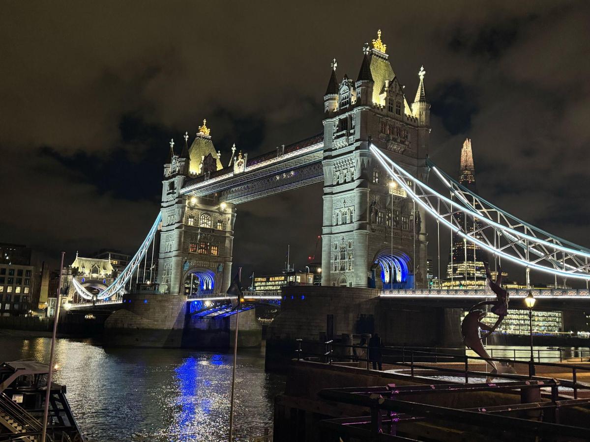 una vista del Tower Bridge di notte