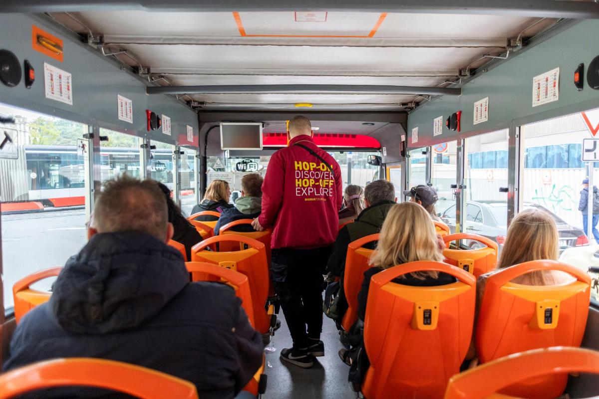hópur fólks situr í strætó