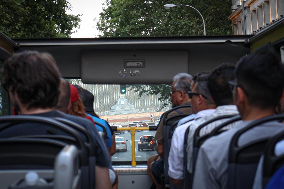 skupina lidí sedících v autobuse