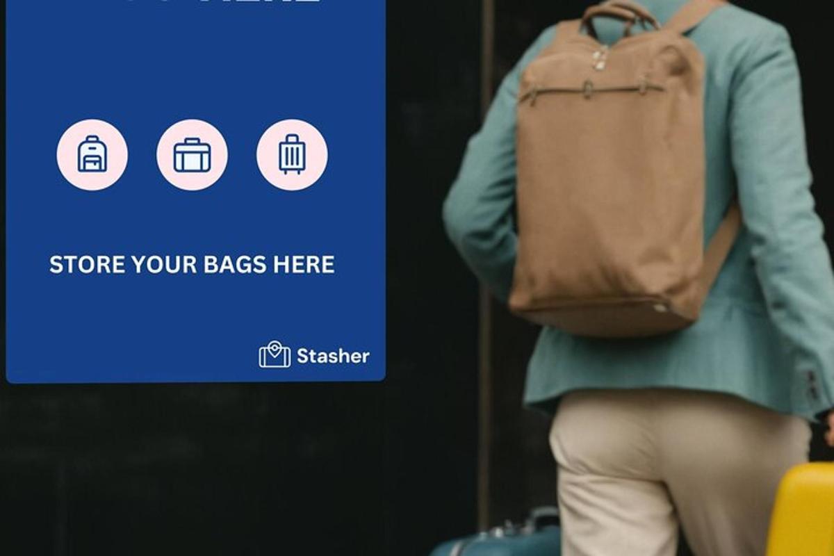 Una persona con una mochila parada frente a un cartel.