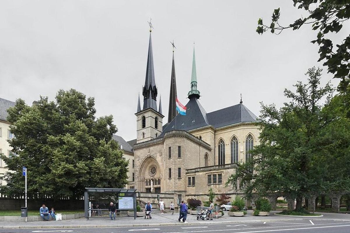 velká budova s kostelem se dvěma věžemi