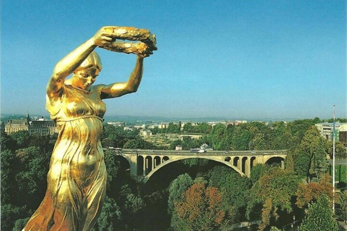 socha ženy držící košík na mostě
